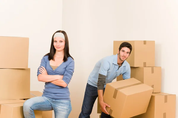 Mudándose a casa pareja joven llevando cajas de cartón —  Fotos de Stock