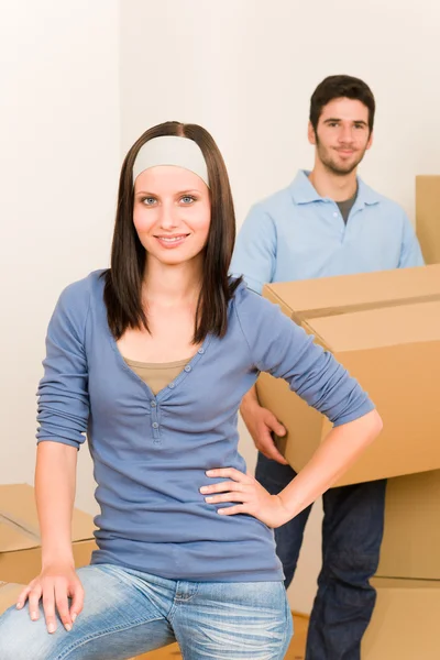 Karton kutu taşıyan ev genç çift hareketli — Stok fotoğraf