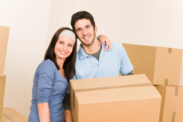 Переезд домой молодой пары с картонными коробками — стоковое фото