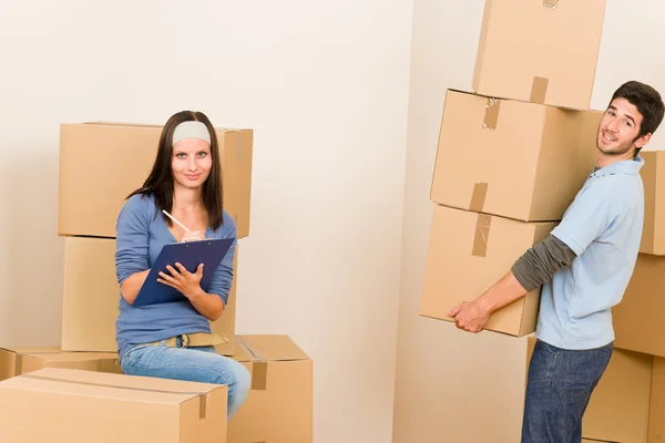 Moving home young couple carrying cardboard boxes — Stock Photo, Image