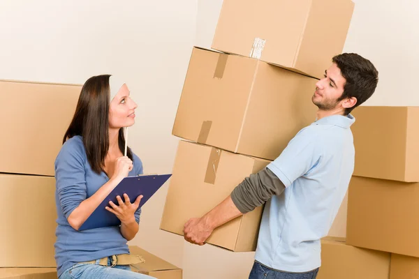 Movendo para casa jovem casal transportando caixas de papelão — Fotografia de Stock