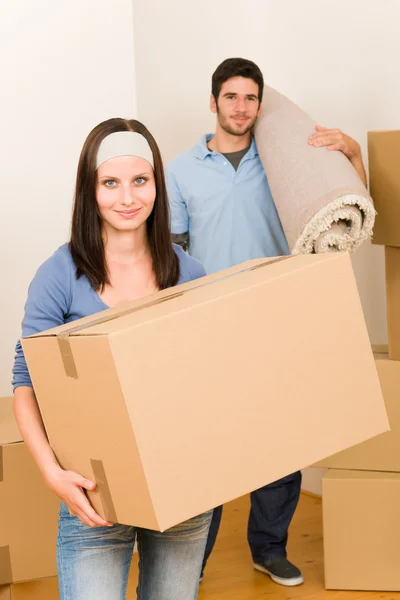 Accueil déménagement jeunes boîtes couple et tapis — Photo