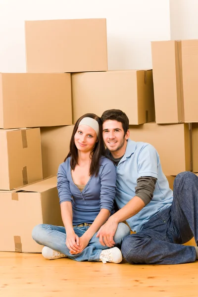 Moving new home young couple sitting floor — Stock Photo, Image