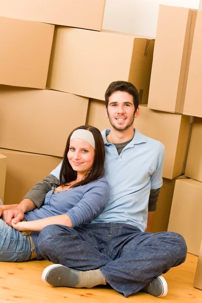 Переїзд на новий будинок молода пара сидить підлога — стокове фото