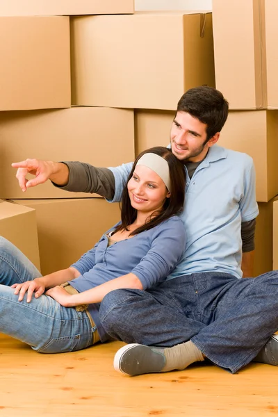 Mudanza nuevo hogar joven pareja sentado piso —  Fotos de Stock