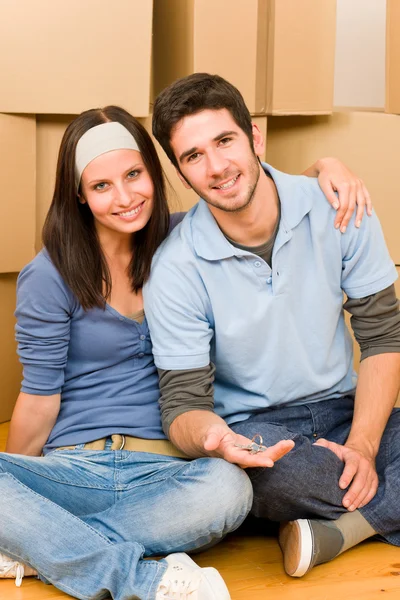 Pohyblivé nové domácí mladý pár drží klíče — Stock fotografie