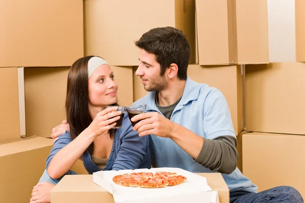 Mudanza nuevo hogar joven pareja tener almuerzo — Foto de Stock