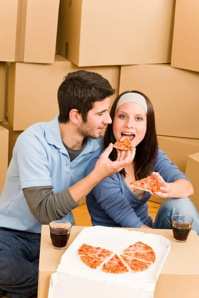 Trasferirsi nuova casa giovane coppia mangiare pizza — Foto Stock