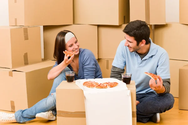 移動新しいホーム若いカップルはピザを食べる — ストック写真