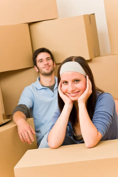 Mudanza nuevo hogar joven pareja sentado piso —  Fotos de Stock