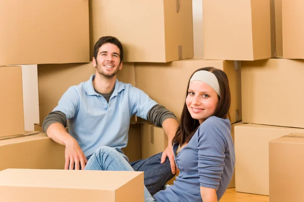 Movendo nova casa jovem casal sentado chão — Fotografia de Stock