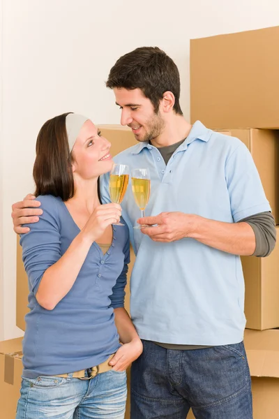 Mudándose a casa nueva joven pareja brindis — Foto de Stock