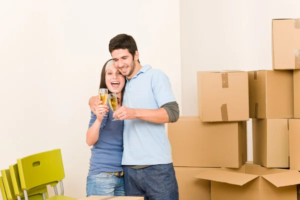Movendo-se para a nova casa jovem casal brinde — Fotografia de Stock