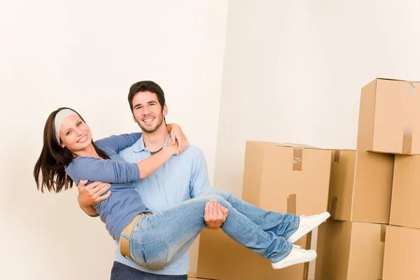 Mover nuevo hogar joven hombre sosteniendo mujer —  Fotos de Stock