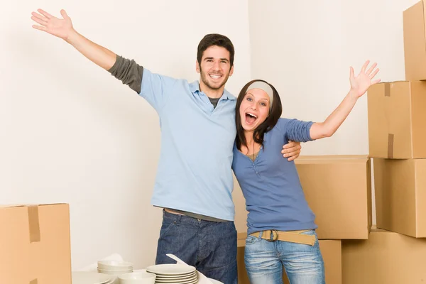 Молода весела пара переїжджає в новий будинок — стокове фото