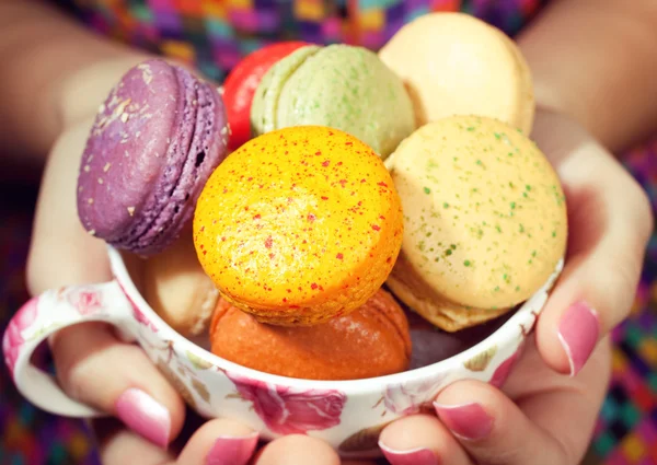Girl Loves Colorful Macaroons — Stock Photo, Image