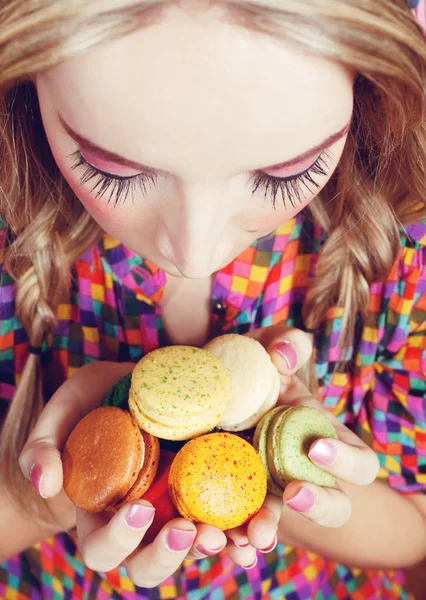 Menina ama Macaroons coloridos — Fotografia de Stock