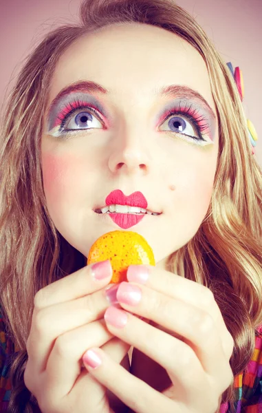 Menina ama Macaroons coloridos — Fotografia de Stock