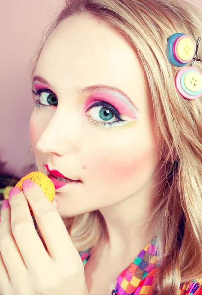 Girl Loves Colorful Macaroons — Stock Photo, Image