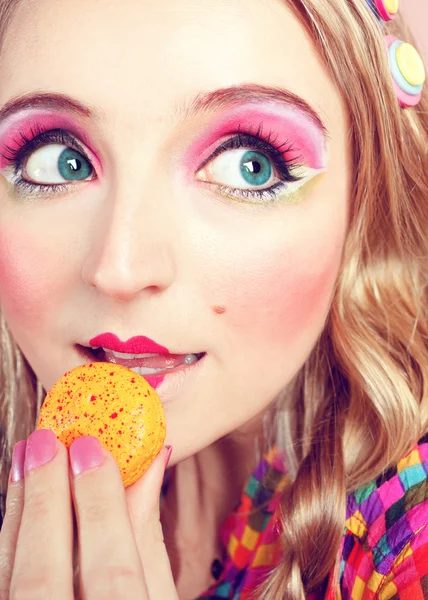 Chica ama colorido macarrones — Foto de Stock