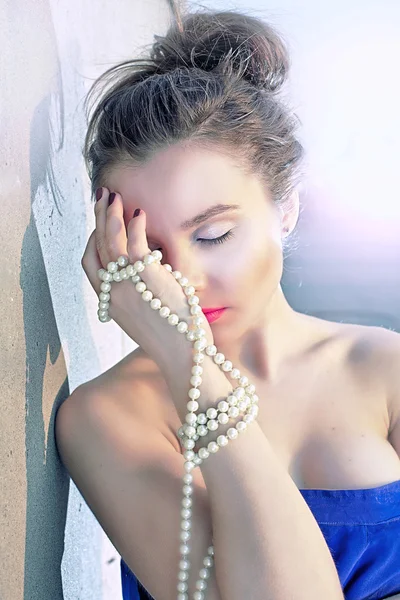 豪華な女の子と真珠 — ストック写真