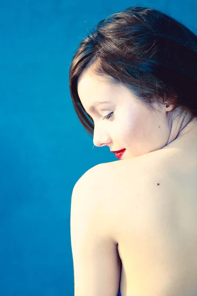 Mavi bir arka plan üzerinde çekici kız — Stok fotoğraf