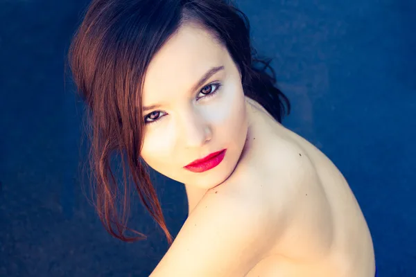 Porträtt av en sexig tjej med ljusa make up — Stockfoto