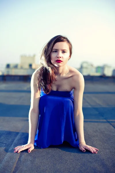 파란 드레스에 앉아 매력적인 여자 — 스톡 사진