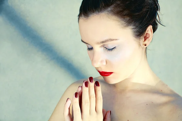 美丽的女孩祈祷 — 图库照片