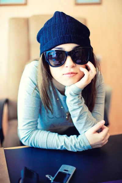 Gyönyörű lány, kalap és napszemüveg — Stock Fotó