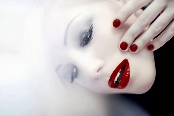 Женщина с красными губами и красными ногтями — стоковое фото