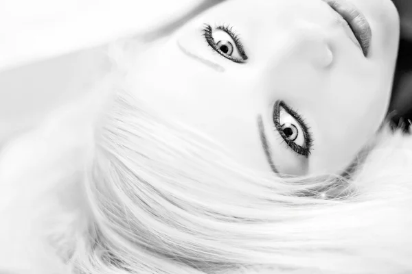 Czarno-biały portret pięknej dziewczyny — Zdjęcie stockowe