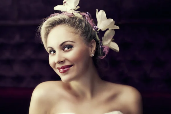 Portrét mladé krásná blondýnka s stylový vlasy do — Stock fotografie