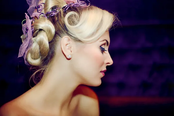 Güzel bir kız ile bir düğün saç modeli — Stok fotoğraf