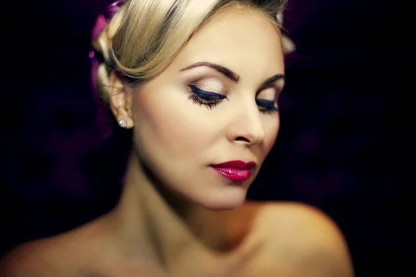 Mooie vrouwelijke gezicht met mode make-up — Stockfoto