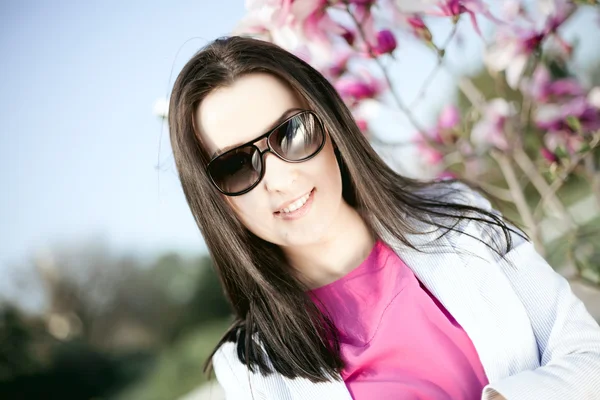 Retrato de bela jovem mulher na moda óculos de sol — Fotografia de Stock