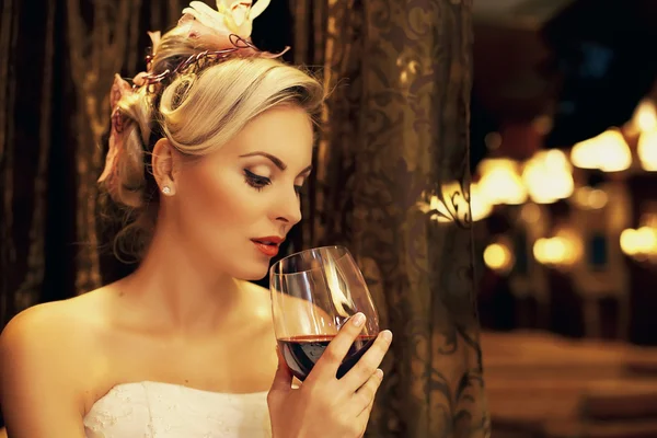Όμορφη γυναίκα πόσιμο κόκκινο κρασί Εικόνα Αρχείου