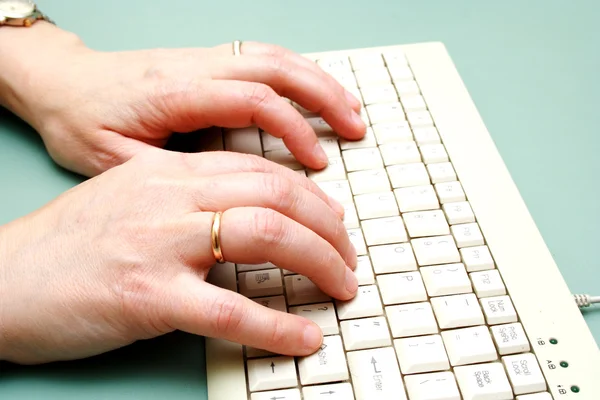 Kvinnliga händerna på tangentbordet — Stockfoto