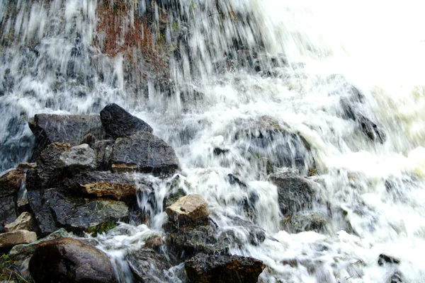 Natursköna vattenfall cascading över stenar — Stockfoto