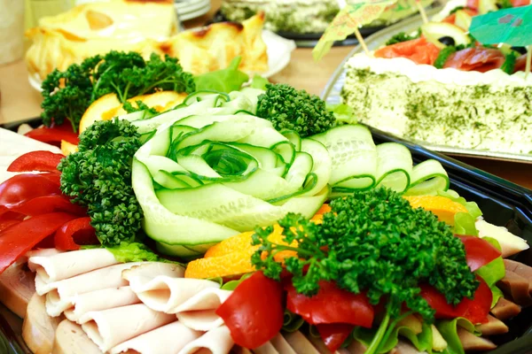 Vista de cerca de verduras en rodajas y jamón — Foto de Stock