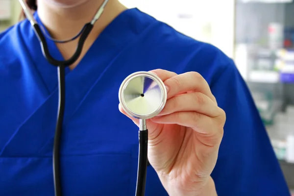 Женщина-врач держит стетоскоп — стоковое фото