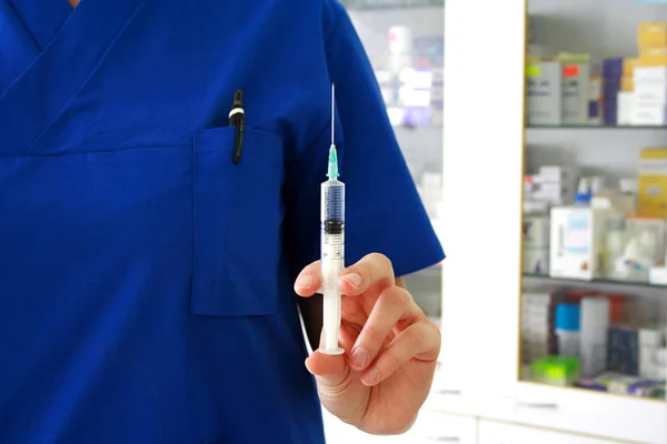 接种疫苗的概念。护士拿着注射器 — 图库照片