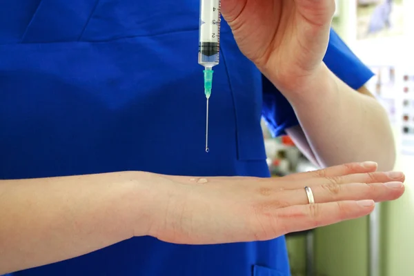 Conceito de vacinação. Enfermeira segura na seringa. — Fotografia de Stock
