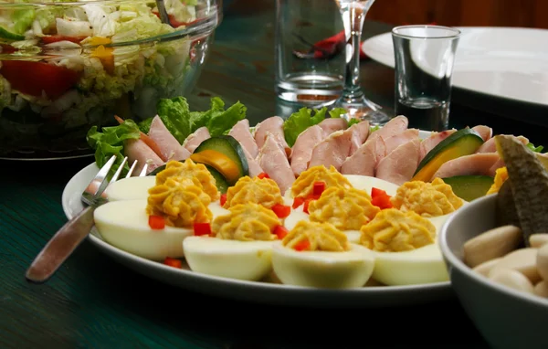 Ovos e carne de porco na mesa — Fotografia de Stock