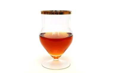 glas met cognac staande op witte achterg