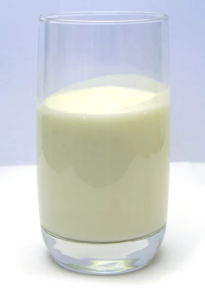 Склянка з кефіром на гладкому білому столі — стокове фото