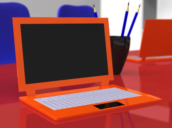 Φορητό υπολογιστή στο κόκκινο τραπέζι με μπλε μολύβια — Φωτογραφία Αρχείου