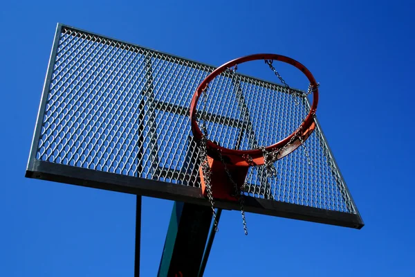 Cesta de baloncesto zoomed foto en el cielo azul — Foto de Stock