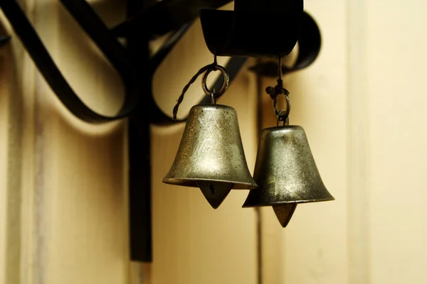 Zoomed foto of hanging metallic colored bells — Stock Photo, Image