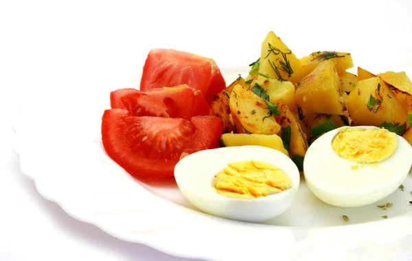 Tomate que põe ao lado de batatas e ovos — Fotografia de Stock